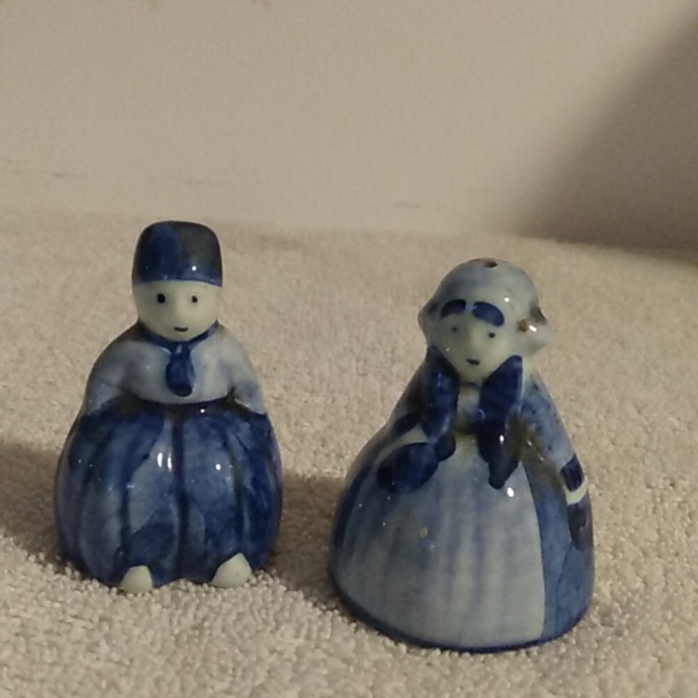 Small vintage ceramic Dutch Holland couple salt and pepper shakers
